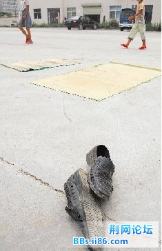 事故现场还遗留着当晚农民工乘凉的凉席及鞋子。