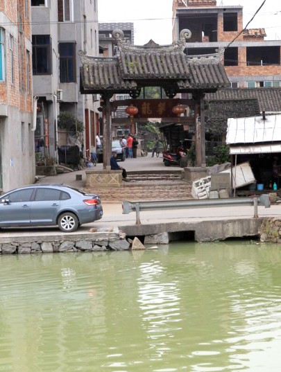 邻水而建