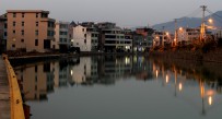 遮湖夜景