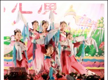 “六一”师生同台演出，祝小朋友节日快乐。